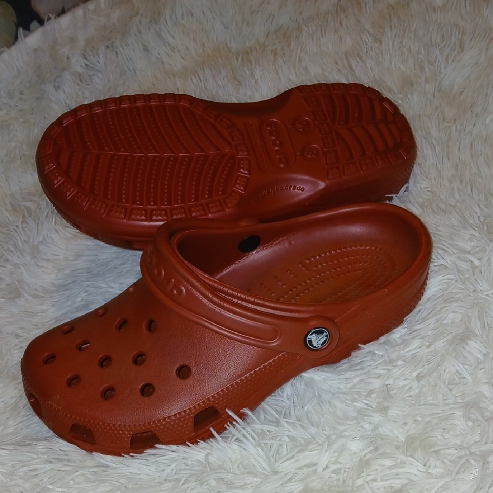 CROCS Classic Clog in Red